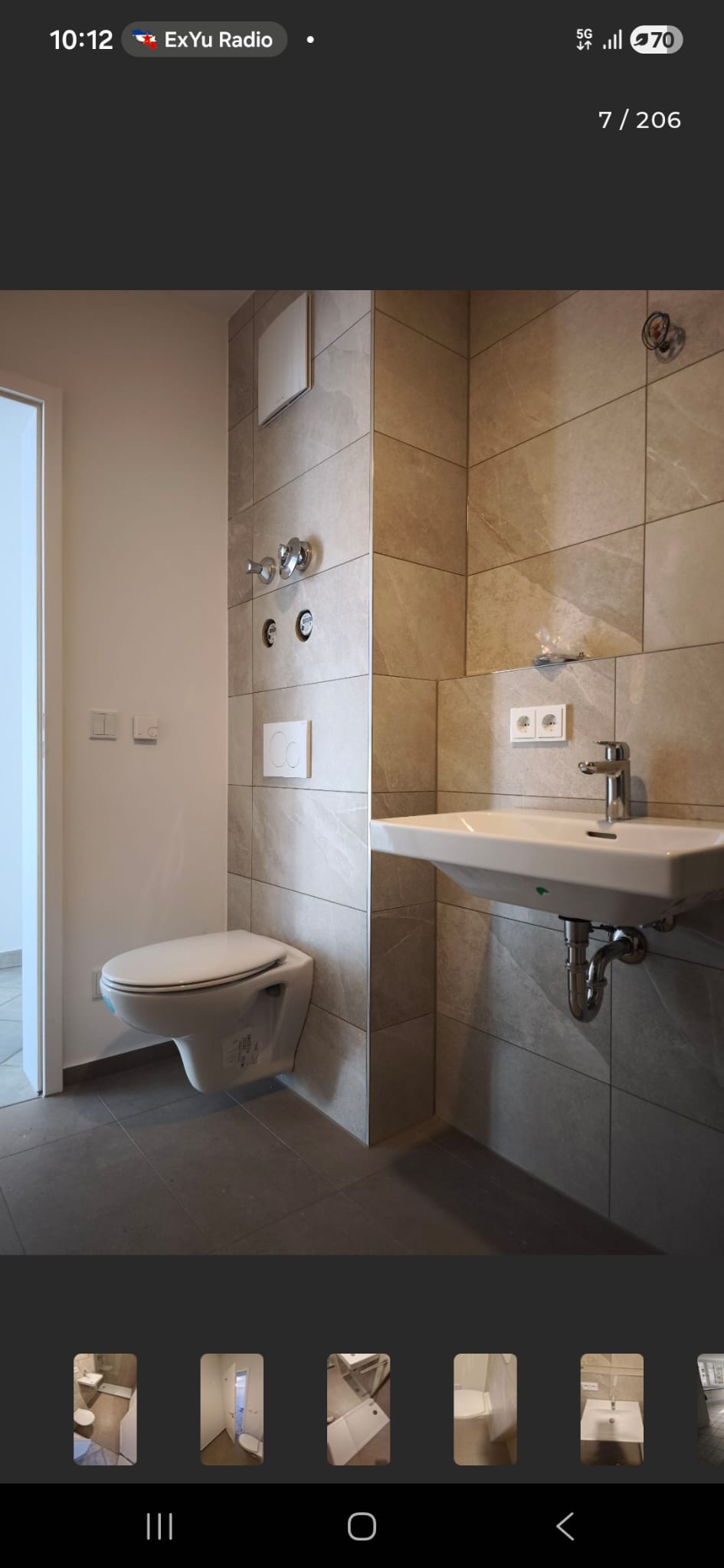 Modernes Badezimmer mit grauen Fliesen als Hintergrund für Kontaktbereich