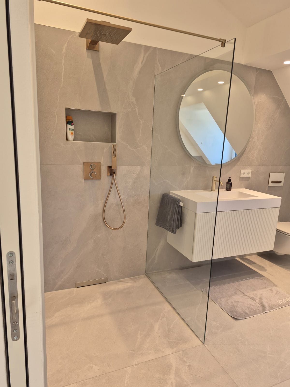Modernes Badezimmer nach der Sanierung in Haar bei München