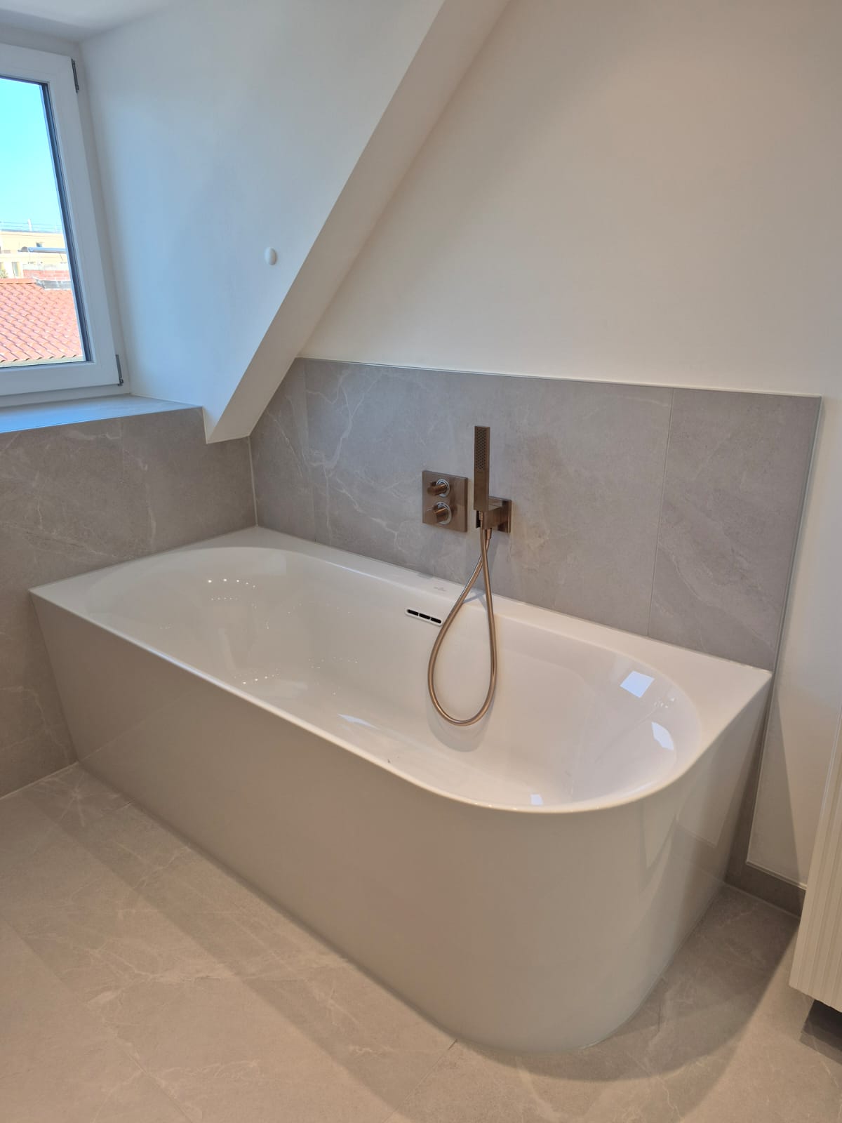 Fertig installierte moderne Badewanne in einem renovierten Badezimmer